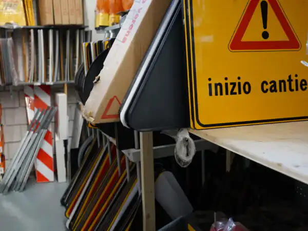 Cartelli di segnaletica stradale e da cantiere (inizio cantiere) stoccati su scaffale