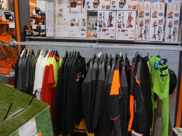 Espositore di abbigliamento tecnico e giacche da lavoro STIHL con parete brandizzata