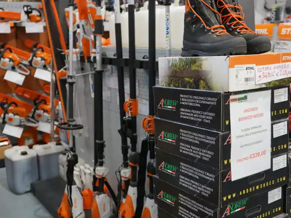 Espositore di decespugliatori e tagliasiepi STIHL a batteria con scatole prodotto