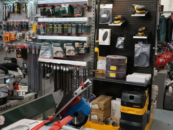 Espositori di elettroutensili con insegne Metabo e Mirka