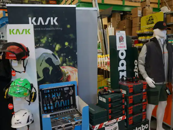 Angolo con totem KASK, valigette elettroutensili Metabo e manichino con abbigliamento da lavoro