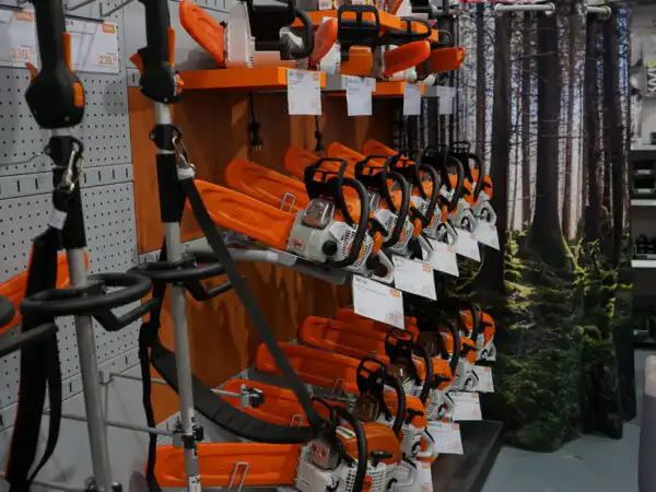 File di motoseghe STIHL appese all'espositore con cartellini prezzo