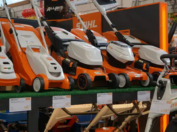 Rasaerba a batteria e a spinta STIHL allineati su scaffale