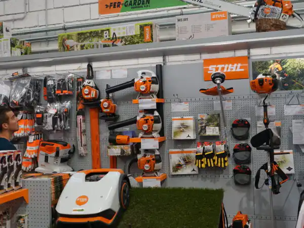 Reparto giardinaggio con tubi per irrigazione e irroratori