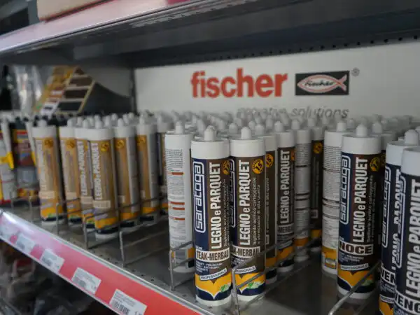 Espositore di cartucce di sigillanti e colle Sika per legno e parquet sotto insegna fischer