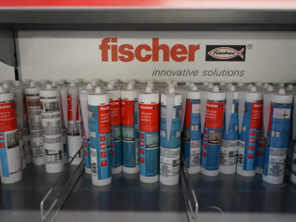Cartucce di silicone e sigillanti fischer allineate sotto l'insegna fischer innovative solutions