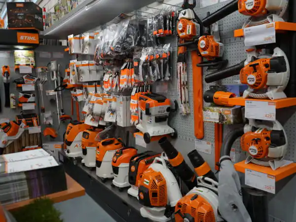 Parete STIHL con soffiatori, decespugliatori e attrezzi a motore appesi