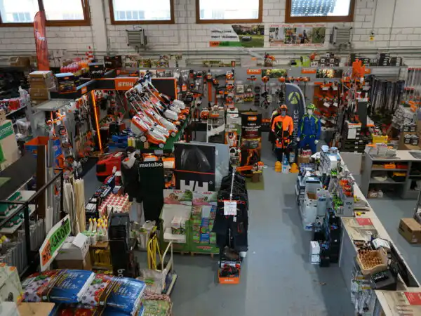 Veduta panoramica dell'interno con reparti elettroutensili Metabo e STIHL
