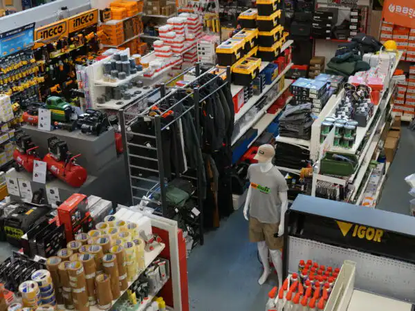 Veduta interna con espositori Incco e Vigor, rastrelliera abbigliamento da lavoro e compressori