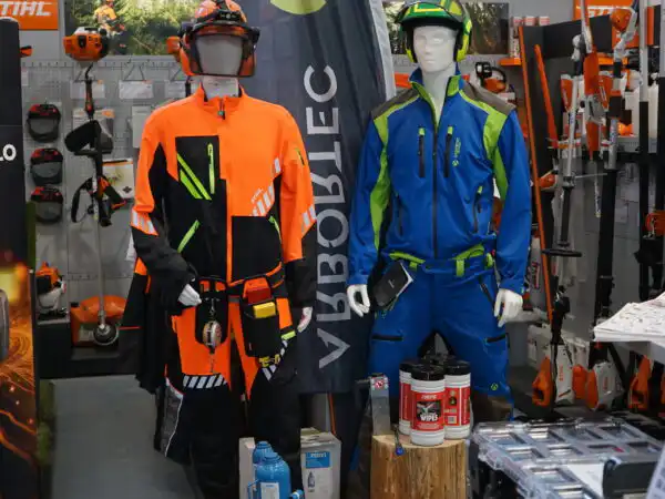 Manichini con giacche e tute da lavoro protettive nel reparto STIHL