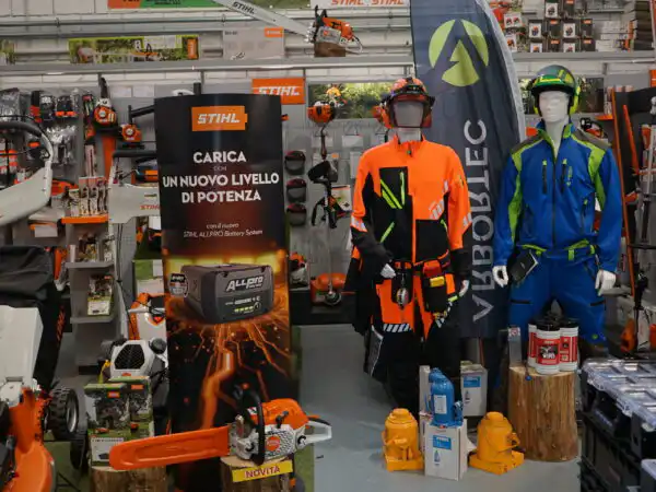 Manichini in abbigliamento antitaglio e display STIHL nel reparto giardinaggio