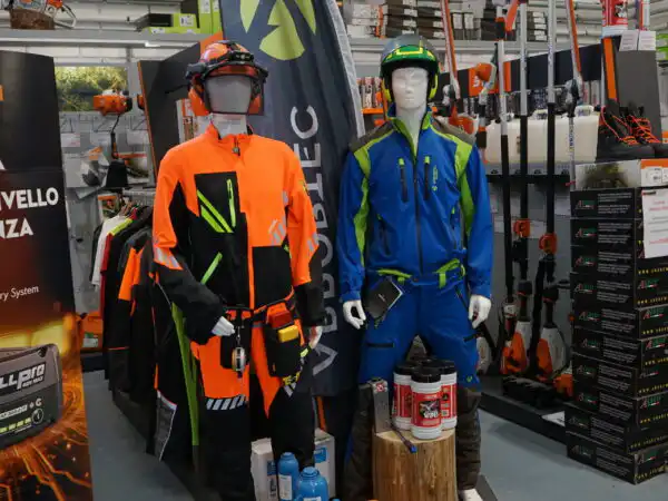 Manichini con tute e giacche da lavoro protettive nel reparto STIHL
