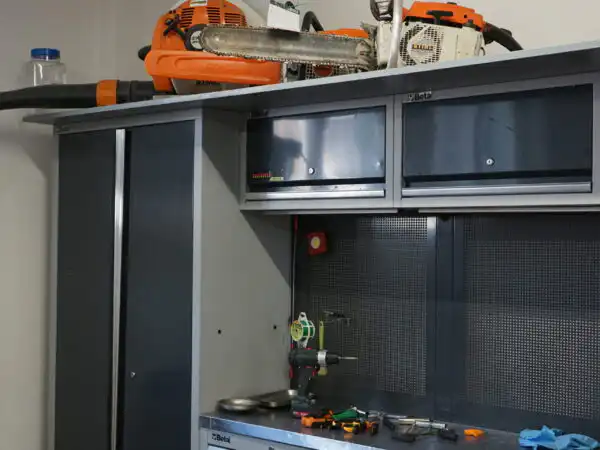 Officina interna con banco da lavoro, carrelli portautensili e un soffiatore STIHL