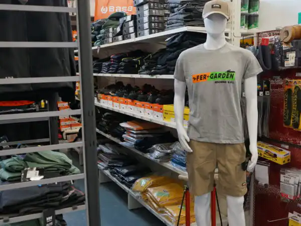Reparto abbigliamento da lavoro con manichino in salopette Helly Hansen e scaffali indumenti