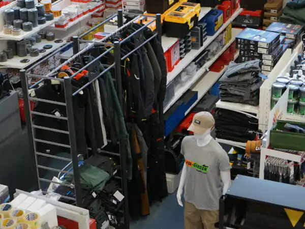 Reparto abbigliamento da lavoro con valigette porta-utensili e cassettiere