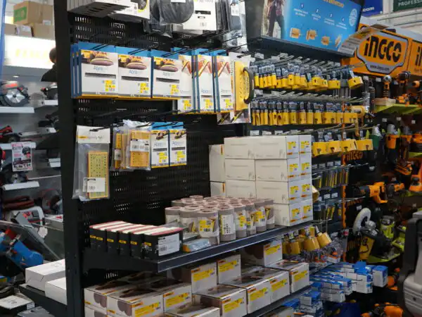 Espositore e scaffali di abrasivi e accessori del marchio Mirka