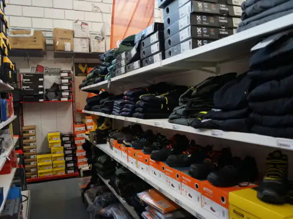 Scaffali di calzature antinfortunistiche e capi di abbigliamento da lavoro