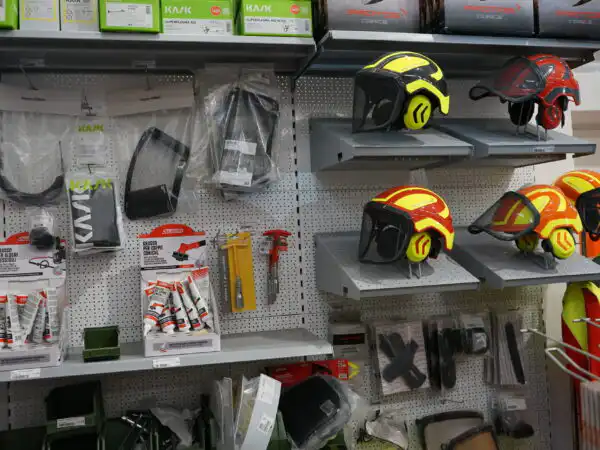 Reparto DPI con caschi forestali di protezione KASK gialli e rossi e occhiali di sicurezza