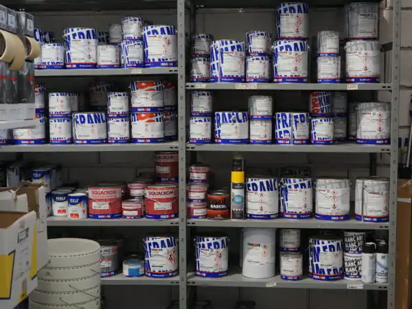 Scaffali con idropitture e vernici Franchi nel colorificio