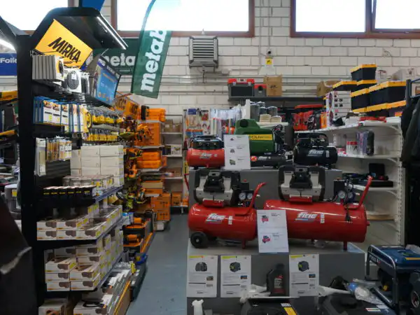 Reparto compressori Fiac con espositore Mirka e prodotti Metabo