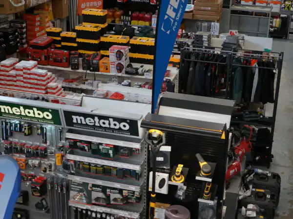 Veduta d'insieme del reparto elettroutensili e ferramenta con espositori Metabo e insegna Fervi