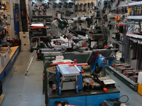 Reparto elettroutensili e officina con banner Metabo Follow Your Instinct e macchinari