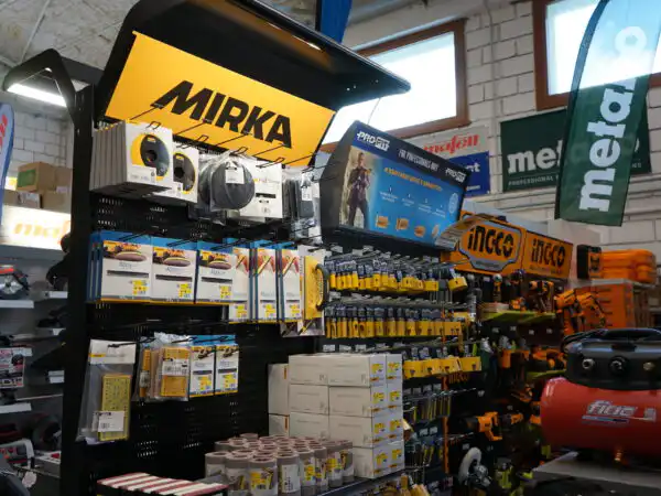 Reparto elettroutensili con espositore Mirka e prodotti Metabo, Mafell e Ingco