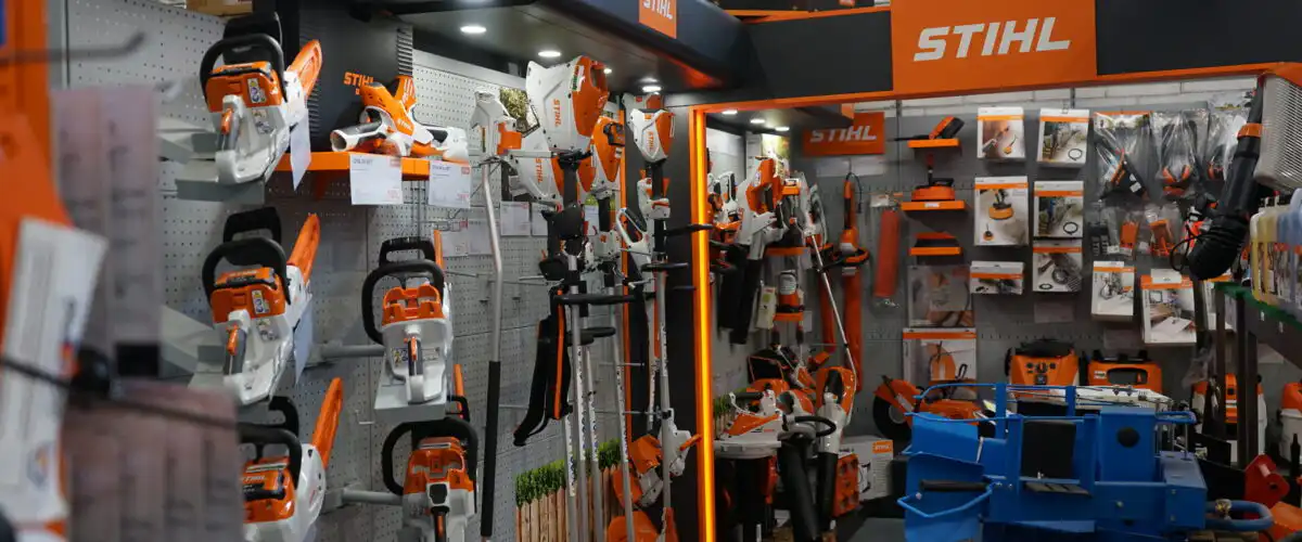 Reparto macchine da giardino con rasaerba e robot tagliaerba