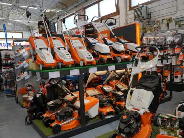 Reparto tosaerba e rasaerba STIHL su rastrelliera, insegna Franchi&Kim