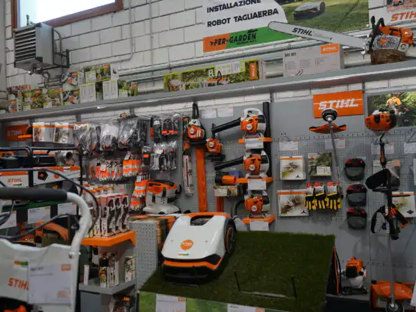 Reparto robot rasaerba STIHL iMOW con cartello FER-GARDEN installazione robot tagliaerba
