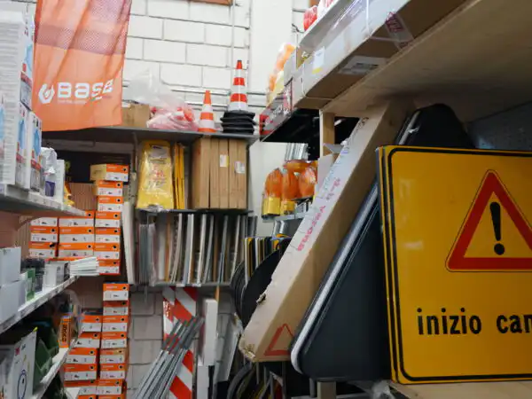 Scaffale segnaletica da cantiere e sicurezza con cartello inizio cantiere e coni stradali