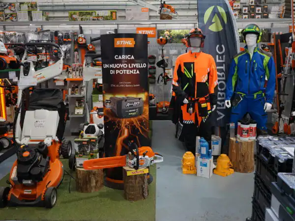Area STIHL con manichini in abbigliamento protettivo antitaglio e espositore 'un nuovo livello di potenza'