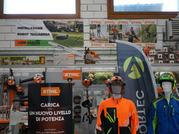Parete STIHL con cartello installazione robot tagliaerba, insegna Fer-Garden e manichini