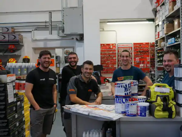 Il team del negozio dietro al banco vendita, foto d'insieme un po' scura