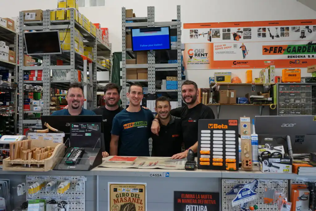 Il team di Fer-Garden Rendena dietro al banco del negozio a Giustino