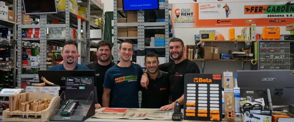Il team di Fer-Garden Rendena dietro al banco del negozio a Giustino