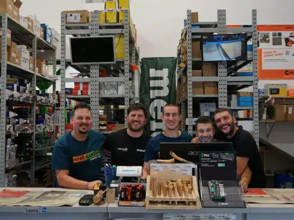 Il team al banco vendita con espositore Metabo alle spalle, scatto ruotato