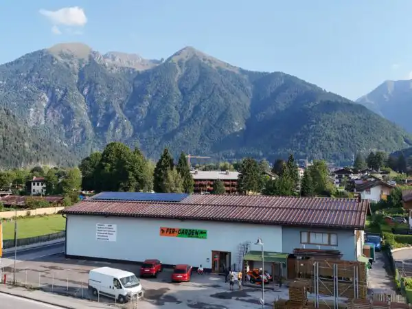 Panoramica aerea del negozio Fer-Garden con le montagne della Val Rendena sullo sfondo